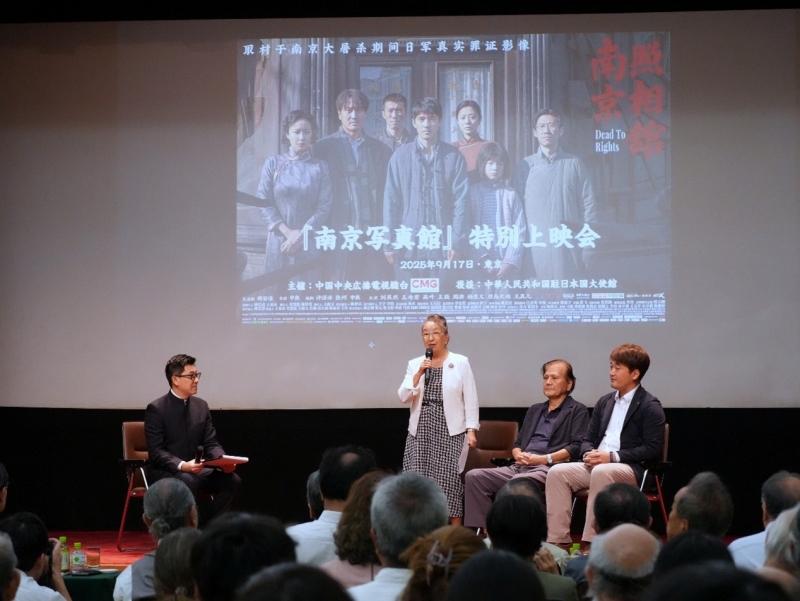 映畫(huà)を見(jiàn)て感想を語(yǔ)る日本人（撮影?許可）。