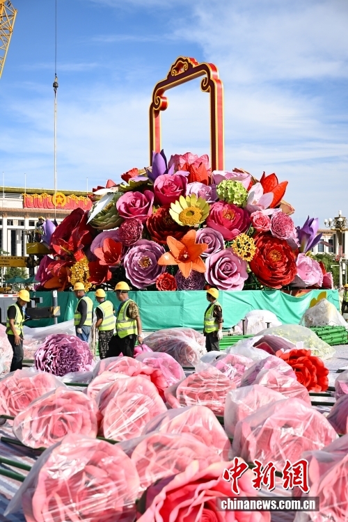 天安門広場で設置作業(yè)が進む國慶節(jié)を祝う「祝福祖國」オブジェ　北京