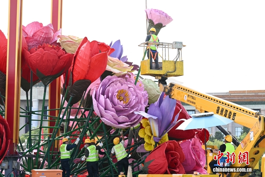 天安門広場で設(shè)置作業(yè)が進む國慶節(jié)を祝う「祝福祖國」オブジェ　北京