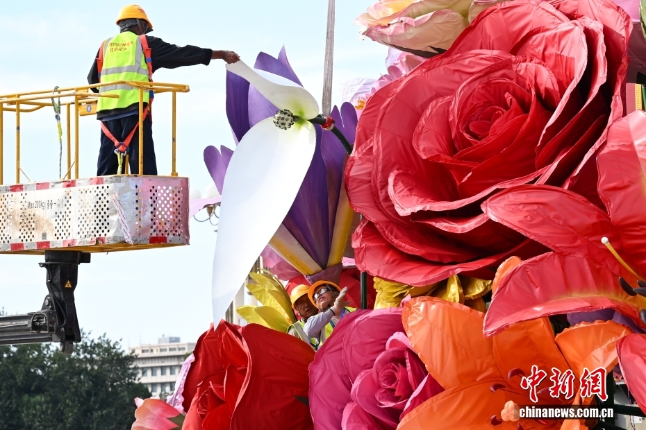 天安門(mén)広場(chǎng)で設(shè)置作業(yè)が進(jìn)む國(guó)慶節(jié)を祝う「祝福祖國(guó)」オブジェ　北京