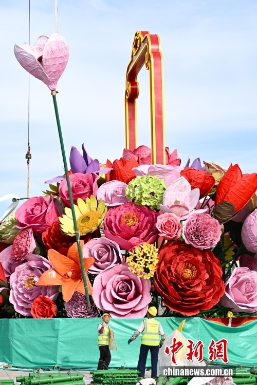 天安門広場(chǎng)で設(shè)置作業(yè)が進(jìn)む國(guó)慶節(jié)を祝う「祝福祖國(guó)」オブジェ　北京