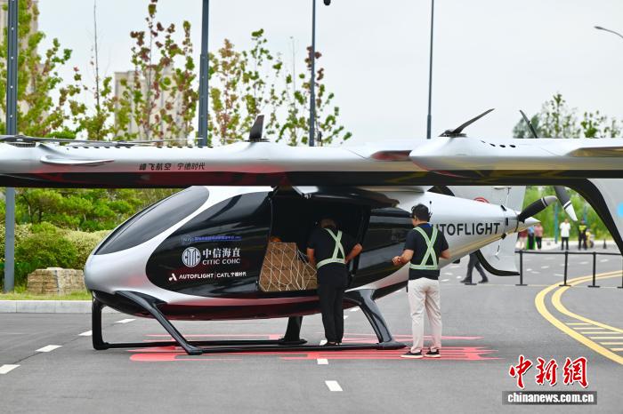 荷物を降ろす作業(yè)員（撮影?韓蘇原）。