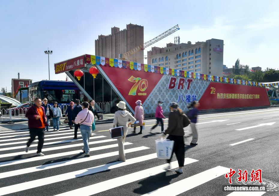 新疆維吾爾自治區(qū)成立70周年を祝う裝飾で飾られた烏魯木斉市內(nèi)　新疆