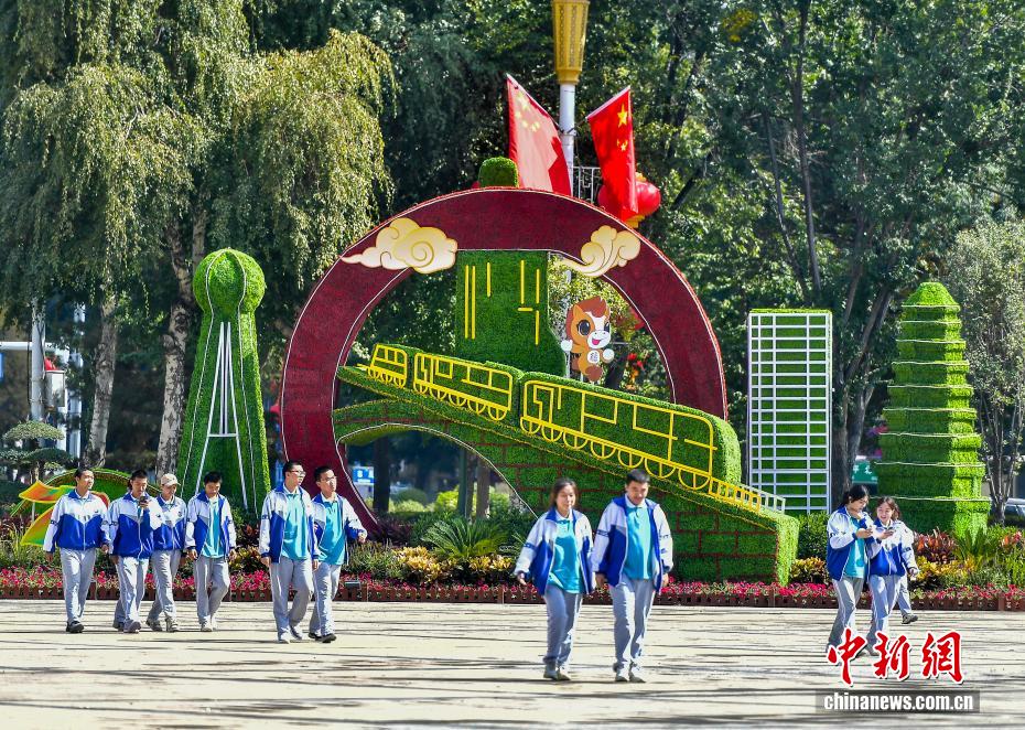 新疆維吾爾自治區(qū)成立70周年を祝う裝飾で飾られた烏魯木斉市內(nèi)　新疆