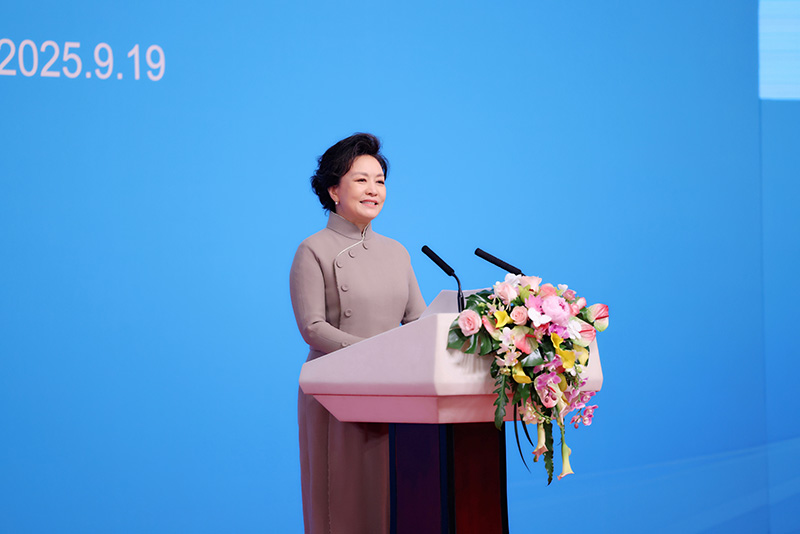 彭麗媛夫人が「ユネスコ女子と女性の教育賞」授賞式?創(chuàng)設(shè)10周年祝賀行事に出席