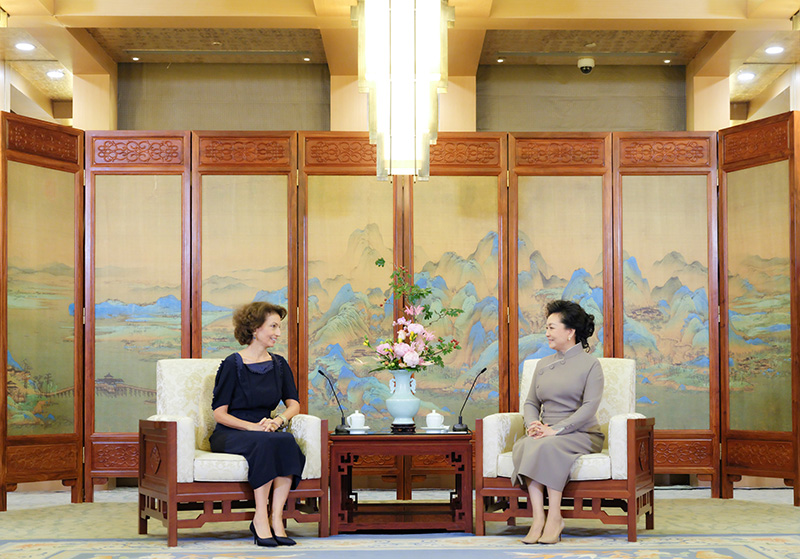 彭麗媛夫人が「ユネスコ女子と女性の教育賞」授賞式?創(chuàng)設(shè)10周年祝賀行事に出席