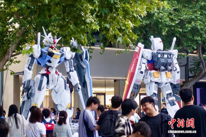 ガンダム立像が西湖の湖畔に登場　浙江省杭州