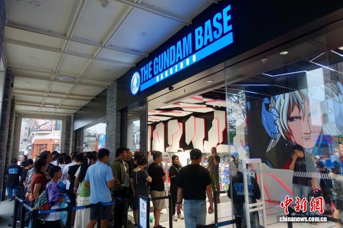 ガンダム立像が西湖の湖畔に登場　浙江省杭州