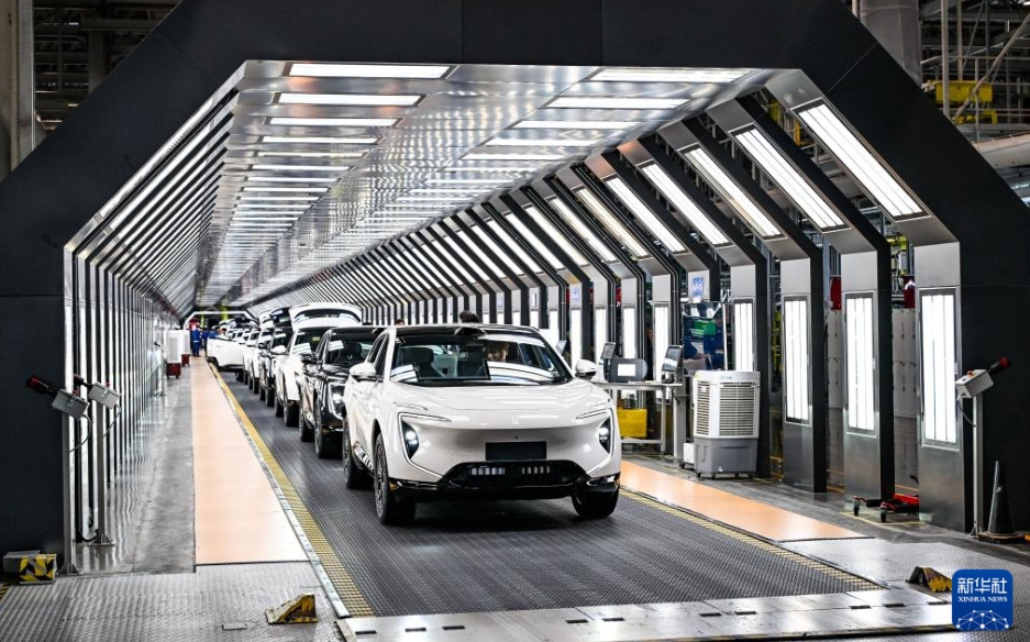 重慶市渝北區(qū)にある長(zhǎng)安汽車スマート工場(chǎng)で、まもなくラインオフする新エネルギー車（9月18日撮影?王全超）。