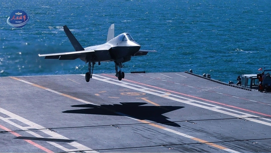 空母「福建」が電磁式カタパルトによる艦載機(jī)射出に成功