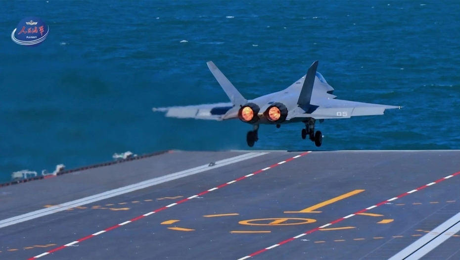 空母「福建」が電磁式カタパルトによる艦載機射出に成功