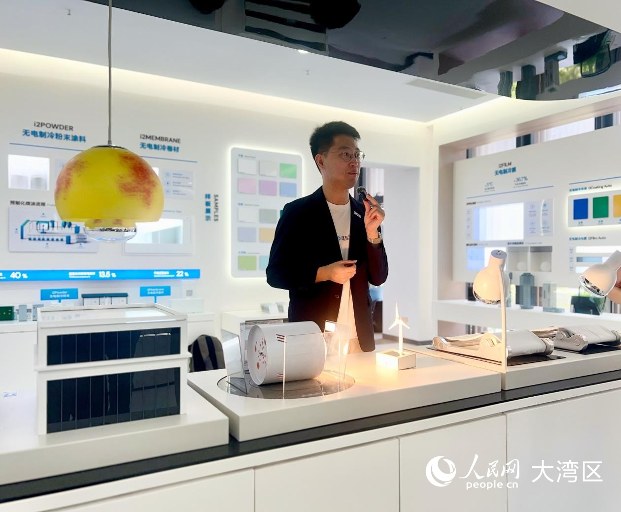 人民網(wǎng)の取材チームに自社製品を紹介する創(chuàng)冷科技の朱毅豪共同創(chuàng)始者兼最高経営責(zé)任者（撮影?崔越）。