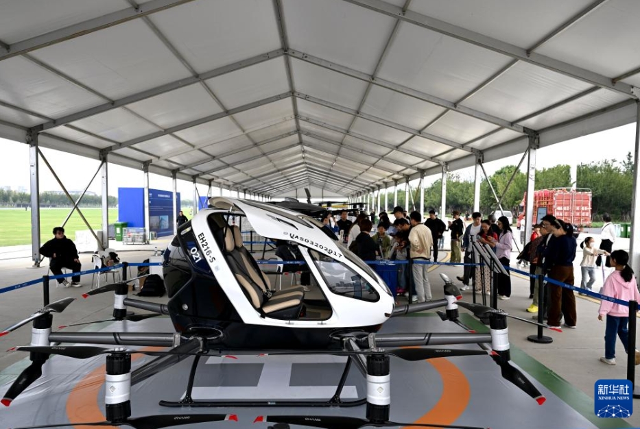 「全空間無人システム成果展」で、無人運(yùn)転電動垂直離著陸機(jī)（eVTOL）を見學(xué)する來場者（9月21日撮影?黃博涵）。