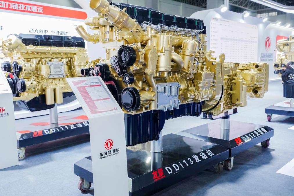 東風(fēng)商用車有限公司が展示した新しいエンジンとトランスミッション（撮影?石歓）。