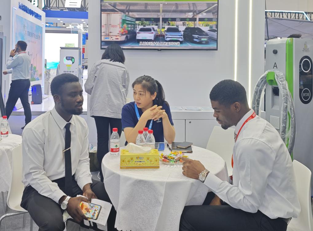 交易會(huì)で出展企業(yè)と商談を行う外國人クライアント（撮影?宋立崑）。