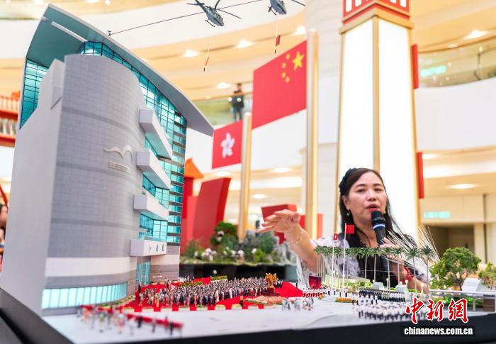 國慶節(jié)76周年を祝う「匠心華彩」ミニチュアアート展が開幕　香港特區(qū)