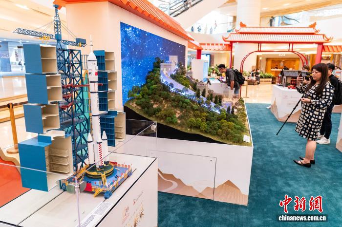 國(guó)慶節(jié)76周年を祝う「匠心華彩」ミニチュアアート展が開(kāi)幕　香港特區(qū)