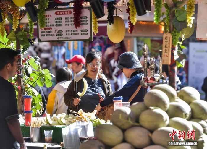 人気が続く新疆の秋の観光