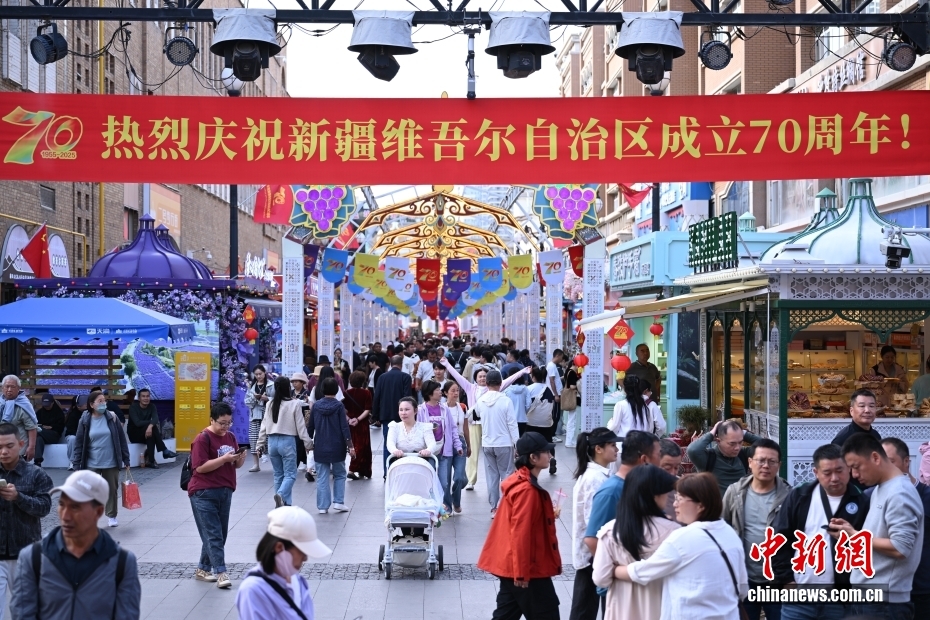 観光客などで賑わう新疆烏魯木斉市の大バザール歩行者天國(guó)（9月23日撮影?田雨昊）。