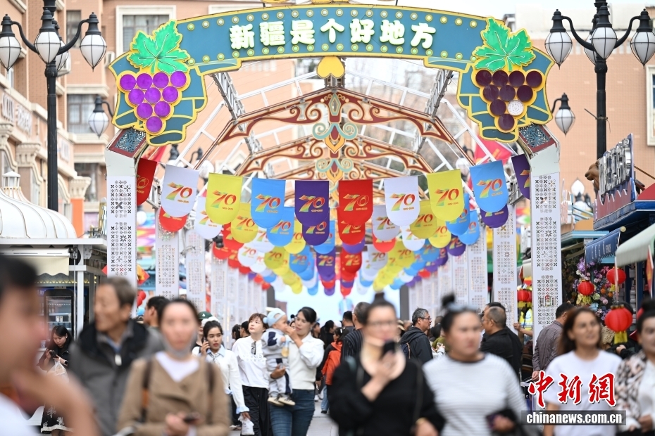 新疆維吾爾自治區(qū)成立70周年で祝賀ムード漂う烏魯木斉市