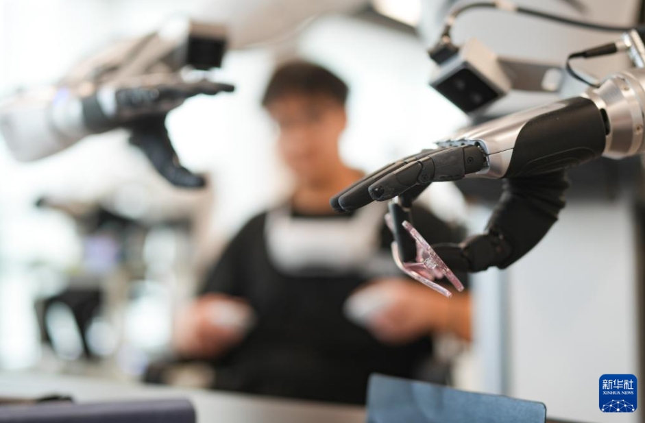 工場(chǎng)で働くための「スキルアップ」を図るロボット　浙江省紹興