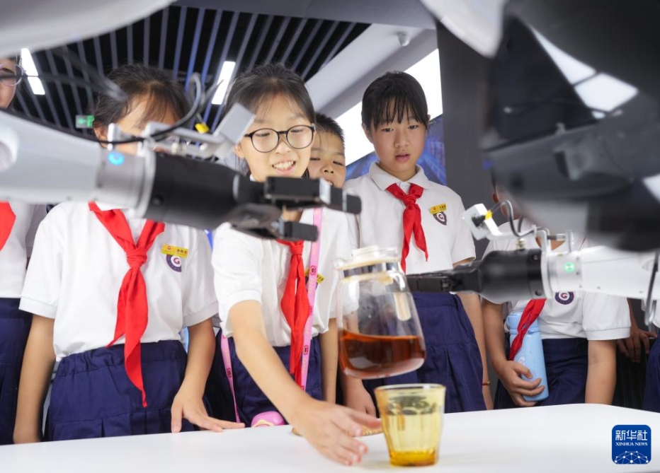 工場(chǎng)で働くための「スキルアップ」を図るロボット　浙江省紹興