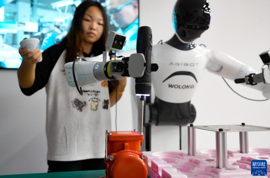 工場(chǎng)で働くための「スキルアップ」を図るロボット　浙江省紹興