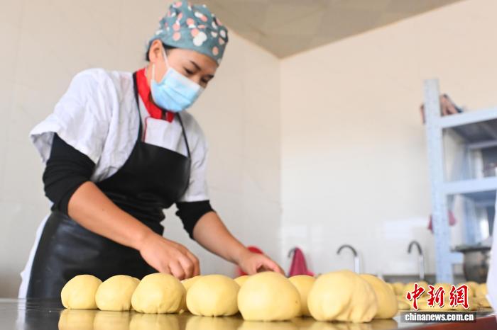 甘粛省で中秋節(jié)の贈(zèng)答品として人気の「焼殼子」の注文殺到