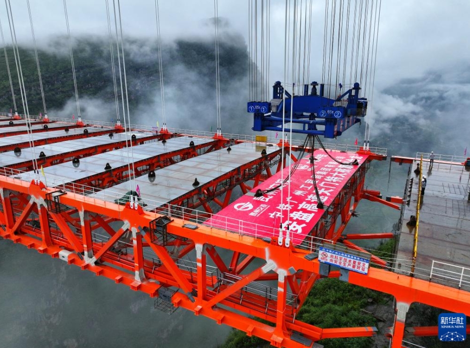 貴州安盤高速道路の天門特大橋が閉合