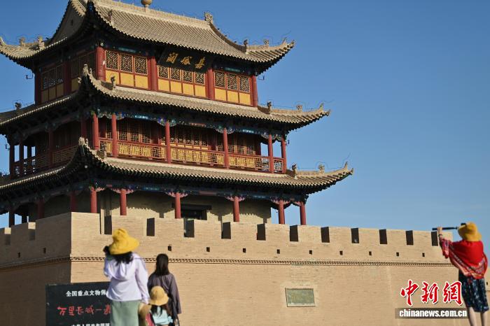 甘粛省嘉峪関市の嘉峪関関城文化財(cái)景勝地で、嘉峪関城樓の寫真を撮影する観光客（9月23日撮影?李亜龍）。