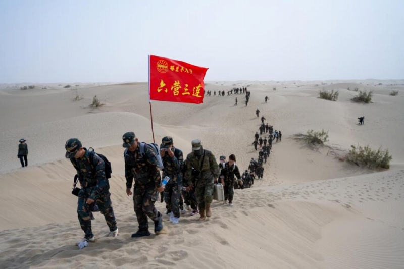 【音聲ニュース】塔里木大學の新入生約8400人が砂漠を12キロ行進する軍事訓(xùn)練