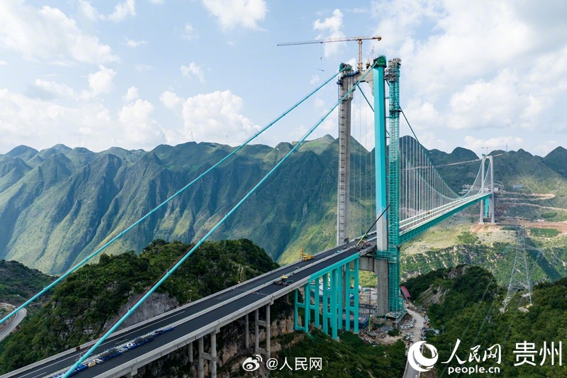 「縦橫いずれも世界一」の橋が開(kāi)通　貴州省