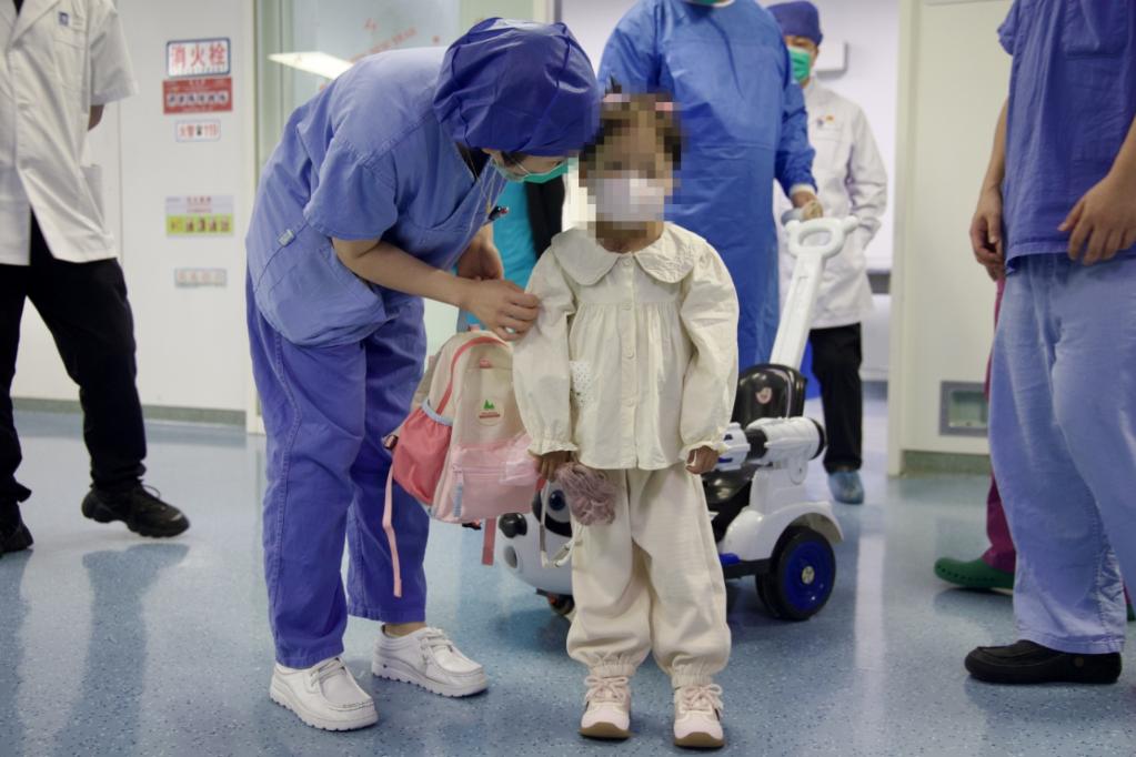 南京市児童病院の醫(yī)療従事者と小児患者（9月23日撮影、寫真提供?南京市児童病院）。