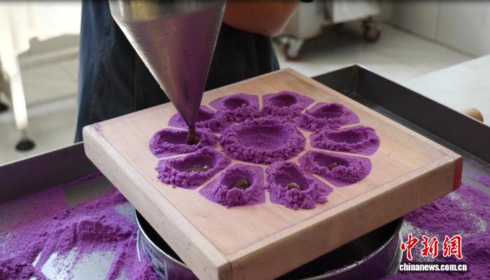 中秋節(jié)の味、米粉の蒸しケーキ「米糕」　安徽省休寧