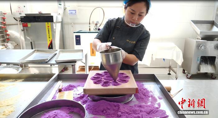 中秋節(jié)の味、米粉の蒸しケーキ「米糕」　安徽省休寧