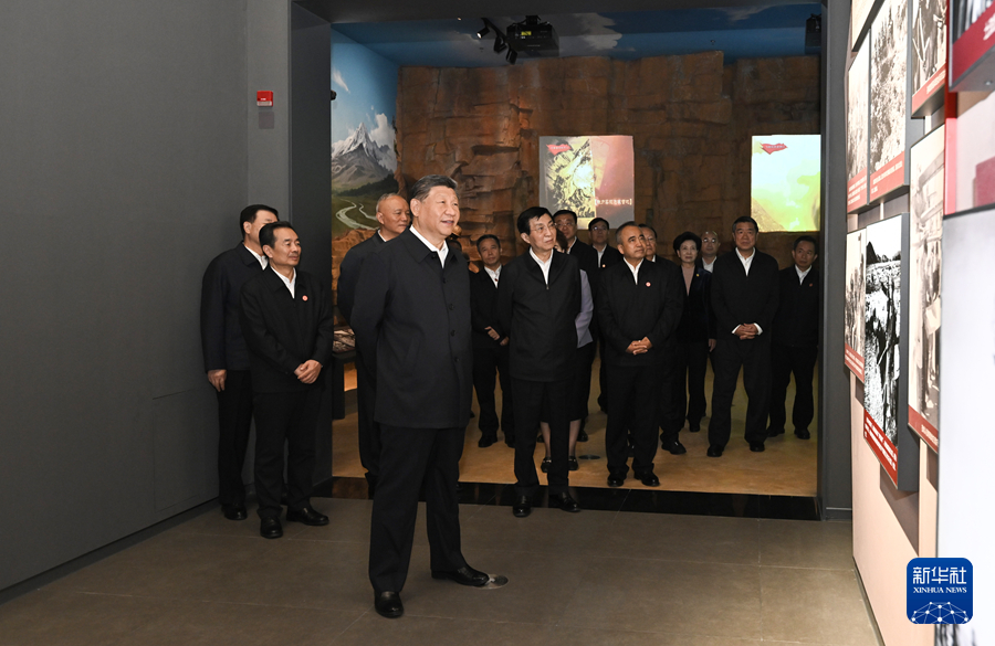 習(xí)近平総書記が新疆維吾爾自治區(qū)成立70周年成果展を見學(xué)