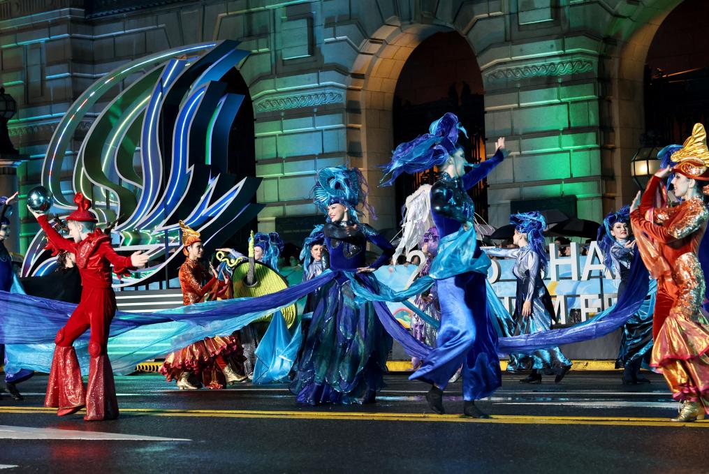 上海観光フェスティバル山車パレードでパフォーマンスを披露するロシアの蕓術(shù)チーム（9月13日撮影?方喆）。