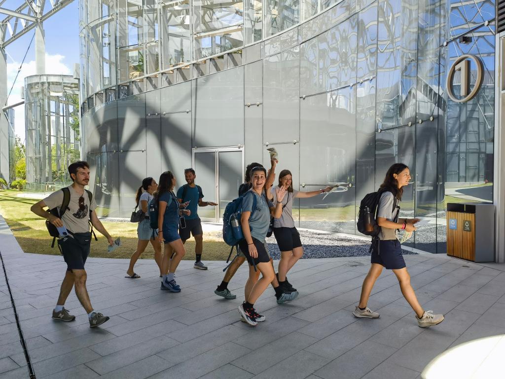 8 月 15 日、上海萬博文化公園を観光する外國人観光客ら（8月15日撮影?陳愛平） 。