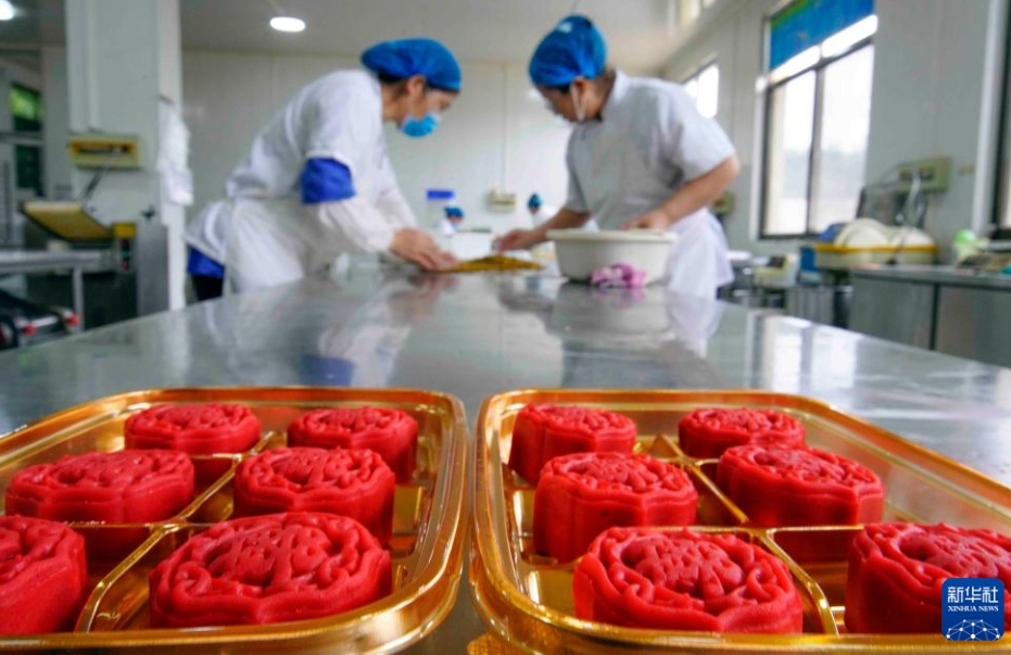 中秋節(jié)控え、生産に追われる月餅メーカー