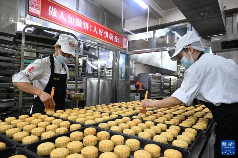 中秋節(jié)控え、生産に追われる月餅メーカー