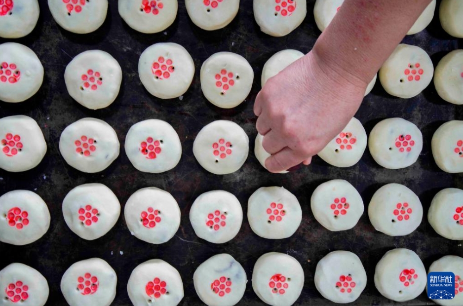 中秋節(jié)控え、生産に追われる月餅メーカー