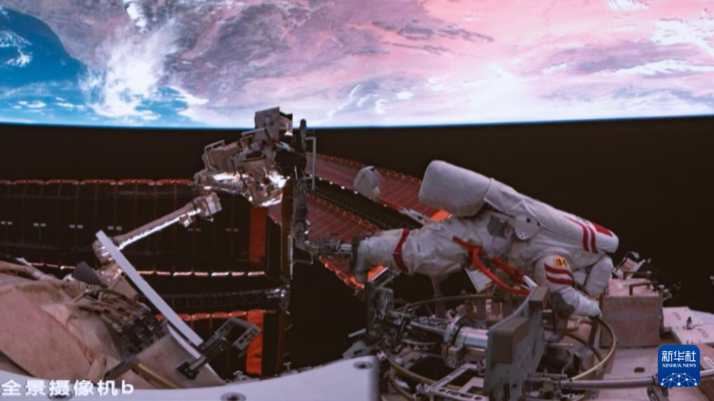 9月25日夜、北京航天飛行管制センターのスクリーンに映し出された、神舟20號(hào)の宇宙飛行士?王傑氏が宇宙ステーションコンビネーションの船外で作業(yè)する様子。 撮影?李明剛