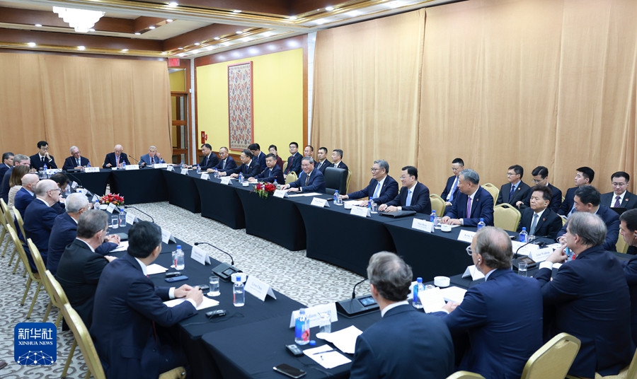 滯在先のニューヨークで現(xiàn)地時間25日、米國の友好団體と懇談する李強総理（撮影?丁海濤）。