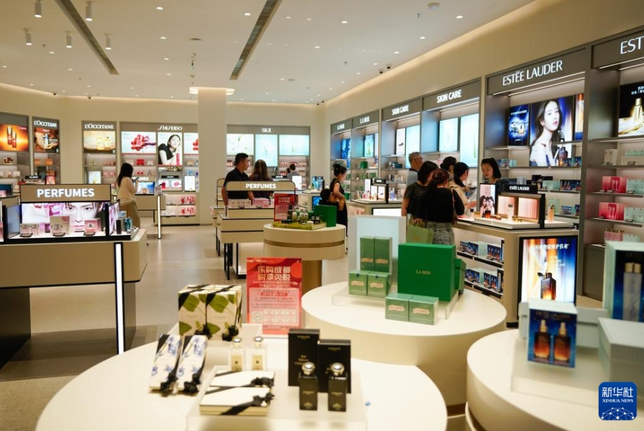 成都市の市內(nèi)免稅店で、商品を選ぶ市民（9月25日撮影?胥冰潔）。