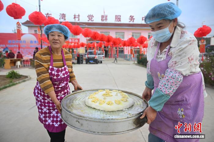 巨大農(nóng)村風(fēng)月餅作りで笑顔に　甘粛省皋蘭
