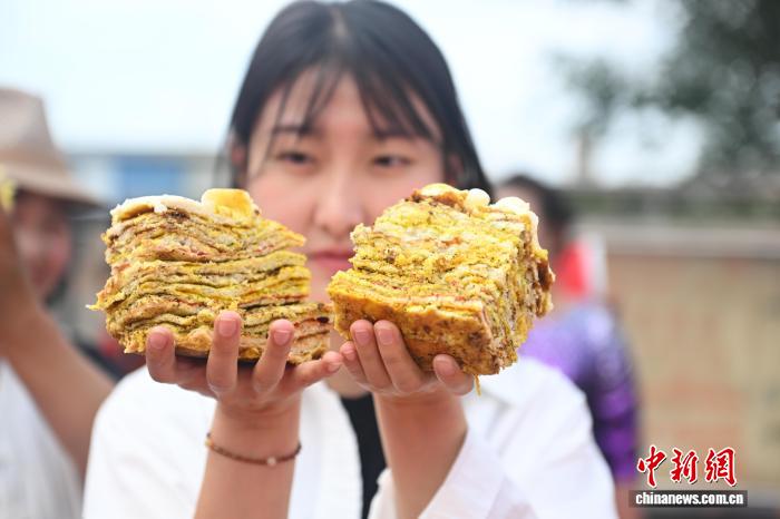 巨大農(nóng)村風(fēng)月餅作りで笑顔に　甘粛省皋蘭