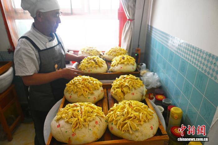 巨大農(nóng)村風(fēng)月餅作りで笑顔に　甘粛省皋蘭