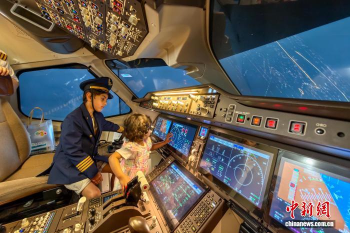 2025年「漢語(yǔ)橋」出場(chǎng)者がC919型機(jī)の飛行シミュレータを體験　天津