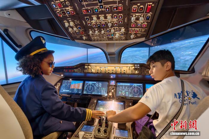 2025年「漢語橋」出場(chǎng)者がC919型機(jī)の飛行シミュレータを體験　天津