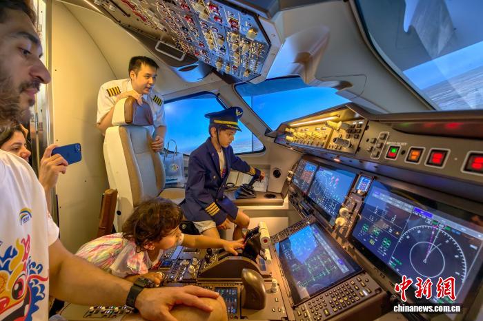 2025年「漢語橋」出場者がC919型機(jī)の飛行シミュレータを體験　天津